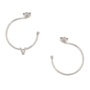 Ασημένια επιπλατινωμένα σκουλαρίκια Κρίκοι Μονόγραμμα V 25.00mm